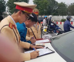 Hà Nội: Vừa mua xe ô tô, chủ xe bị phạt 40 triệu, tước GPLX 2 năm do vi phạm nồng độ cồn