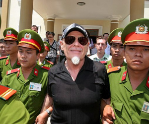 Nạn nhân người Việt khởi kiện ca sĩ ấu dâm Gary Glitter đòi bồi thường