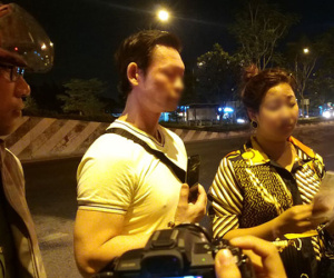Chồng lái ô tô uống 1 ly bia bị phạt 7 triệu, giam xe 7 ngày, vợ đòi tự lái xe về nhà lấy giấy tờ: 'Đời tôi chưa bao giờ đi taxi'