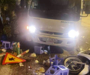 Xe tải lao lên vỉa hè tông bàn nhậu giữa khuya, 2 người nguy kịch