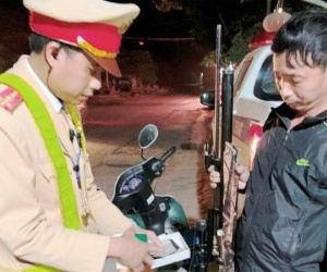 Kiểm tra nồng độ cồn, CSGT phát hiện người đàn ông mang theo súng và 100 viên đạn