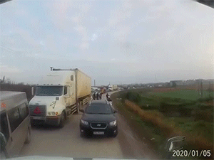 Video: Container ‘ép’ ô tô đi ngược chiều phải lùi hàng trăm mét về đúng làn đường của mình