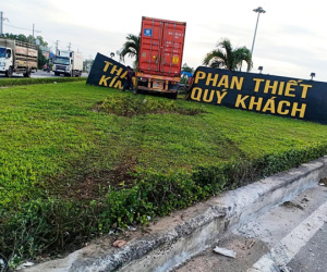 Xe đầu kéo mất lái, ủi sập biển chào mừng của thành phố Phan Thiết