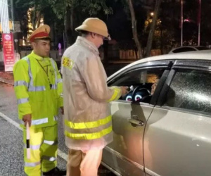 Hà Tĩnh: Phạt gần 300 triệu đồng lái xe vi phạm nồng độ cồn, tạm giữ một tài xế hành hung CSGT
