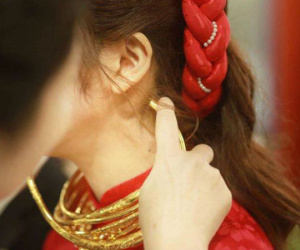 Giá vàng tăng phi mã, cô dâu không có kiềng vàng để đeo