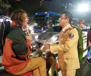 Nam thanh niên nước ngoài không đội mũ lạng lách đánh võng, lôi đàn ra hát thách thức CSGT