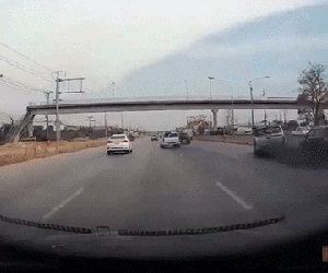 Video: Xe bán tải đâm vào dải phân cách rồi trượt dài hàng trăm mét, 3 người rơi khỏi xe