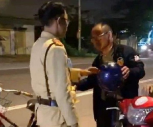 Người đàn ông Trung Quốc say xỉn đi xe đạp bị phạt 500.000 đồng