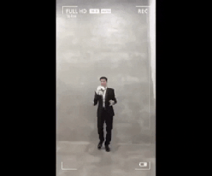 VIDEO: Chủ rể Duy Mạnh tâng bóng cực nghệ khi chụp ảnh cưới