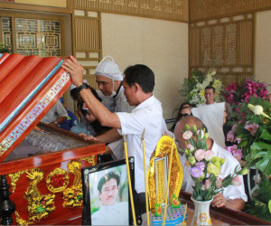 Gia đình con trai nhìn mặt Chánh Tín lần cuối trước giờ phút hoả táng