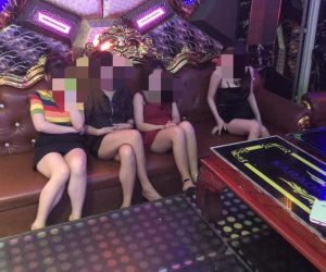 8 kiều nữ thác loạn với ma túy trong quán karaoke