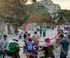 Uống chai nước trả bằng tờ 500 nghìn đồng, người đàn ông bị nhóm người lạ vây đánh