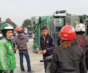 Tai nạn thương tâm: Ô tô tải chở cát lật đè 2 ông cháu tử vong