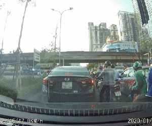 Video: Tài xế GrabBike đang chở khách bất ngờ ngã gục, bất tỉnh giữa đường