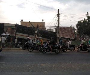 Xe tải lao vào nhà dân, 8 người đang ngủ may mắn thoát chết