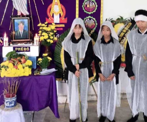 Vụ 2 vợ chồng tử vong trên sông: Nhói lòng hình ảnh 3 người con bên bàn thờ