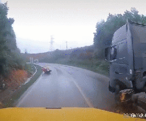 Video: Xe máy trượt ngã, lao thẳng vào đầu xe tải ở khúc cua