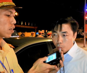 Uống bia vẫn lái ô tô về nhà, trưởng khoa bệnh viện bị xử phạt vì vi phạm nồng độ cồn
