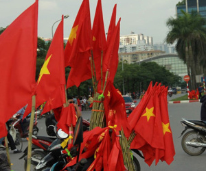 Tạm giữ, làm rõ người đàn ông xúc phạm quốc kỳ