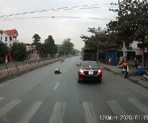 Video: Người đàn ông vô tư nằm 'thả dáng' trên quốc lộ khiến người đi đường hoảng hốt