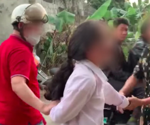 Phụ huynh vây bắt nữ sinh đã đánh con mình khiến cộng đồng mạng chia làm 2 phe tranh cãi gay gắt