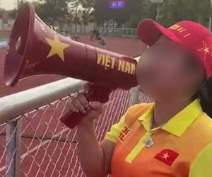 Fan Việt bức xúc với câu hát 'Bay lên trời là em bay ra ngoài': 'Phản cảm, nhức đầu, đối thủ chẳng hiểu gì mà lại khiến đội nhà mất tập trung'