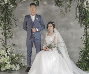 Duy Mạnh đăng ảnh với vẻ mặt căng thẳng bên cô dâu, chính thức tuyên bố 'toang' đời độc thân và thông báo ngày cưới