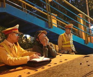Nam thợ xây choáng váng ôm mặt khi bị phạt 7 triệu sau chầu rượu tất niên: Do cả nể và cũng là dịp liên hoan cuối năm nên mới uống