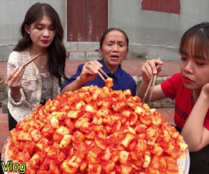 Làm một mâm kim chi củ cải 'siêu ngon khổng lồ' nhưng bà Tân Vlog lại mời khách thưởng thức theo cách kì dị thế này đây
