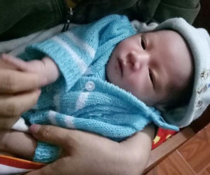 Bé trai bị bỏ rơi trước cổng nhà cùng bức thư đẫm nước mắt của người mẹ