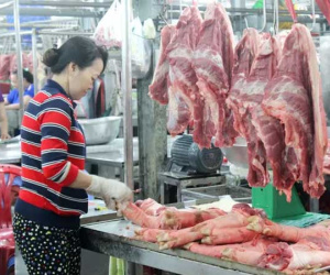 Giá lợn hơi có xu hướng giảm nhưng nhiều siêu thị vẫn 'neo' giá thịt cao