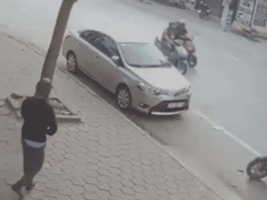 Video: Nam thanh niên đi xe phân khối lớn ngã làm vỡ đèn ôtô