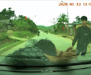 Sốc nặng với người đàn ông uống say lao ngay ra giữa đường òa khóc, nhìn con trai bất lực đi xin lỗi chủ xe mà chán thay