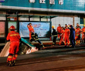 Hố khổng lồ 'nuốt chửng' xe bus, 6 người chết
