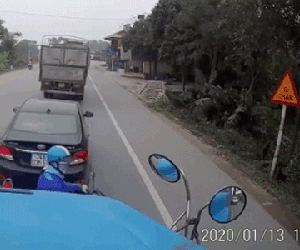 Video: Nữ 'ninja' cắt ngang đầu xe container nhưng lại bị chiếc xe khác lao tới đâm trúng