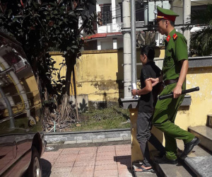 Thợ điện nước giả phóng viên tống tiền cảnh sát giao thông