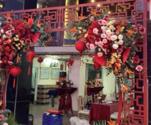 Khác hẳn vẻ bình dị bên nhà chú rể Duy Mạnh, biệt thự nhà Quỳnh Anh được trang hoàng cực lộng lẫy, sẵn sàng chờ chàng đến đón về dinh