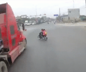 Video: Tài xế container phanh 'cháy đường' cứu hai mẹ con thoát chết trước đầu xe