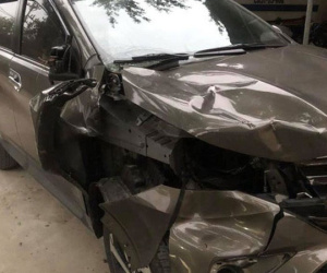 Tài xế xe Mazda CX5 bỏ trốn khi tông thương vong 2 người dừng sửa xe bán tải
