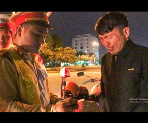 Video: Tài xế bật khóc khi bị kiểm tra nồng độ cồn