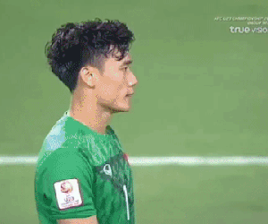 VIDEO: Bùi Tiến Dũng mắc sai lầm khó tin, đấm bóng hụt sau pha đá phạt từ cự ly 30m