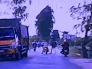 Video: Hồn nhiên xuống xe giữa đường, cô gái khiến cặp vợ chồng suýt lao xuống ao