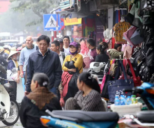 Cả Hà Nội tắc đường vì dân đi 'săn' hàng giảm giá đón Tết