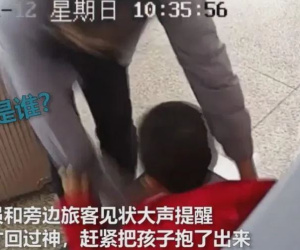 Lơ đãng ở sân ga, bố nhét con trai vào máy soi hành lý