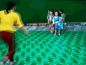 Cô giáo mầm non tát vào mặt trẻ trong lúc tập múa