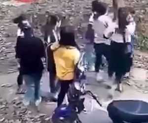 Hà Tĩnh: Mâu thuẫn trên mạng xã hội, hai nhóm nữ sinh hỗn chiến