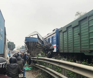 Hà Nội: Tàu hỏa 'vò nát' ô tô chở cá băng qua đường ray, 1 người nguy kịch