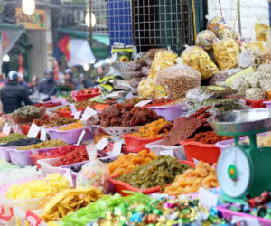 Thủ phủ bánh kẹo ngoại giữa Hà Nội nhộn nhịp đón Tết