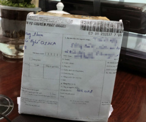 Nhận giùm bưu phẩm quà tết mất phí 500.000 đồng, mở ra là cục đá