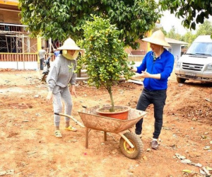 Không nhận ra Lý Nhã Kỳ khi làm 'phụ hồ' xây biệt phủ cho dòng họ